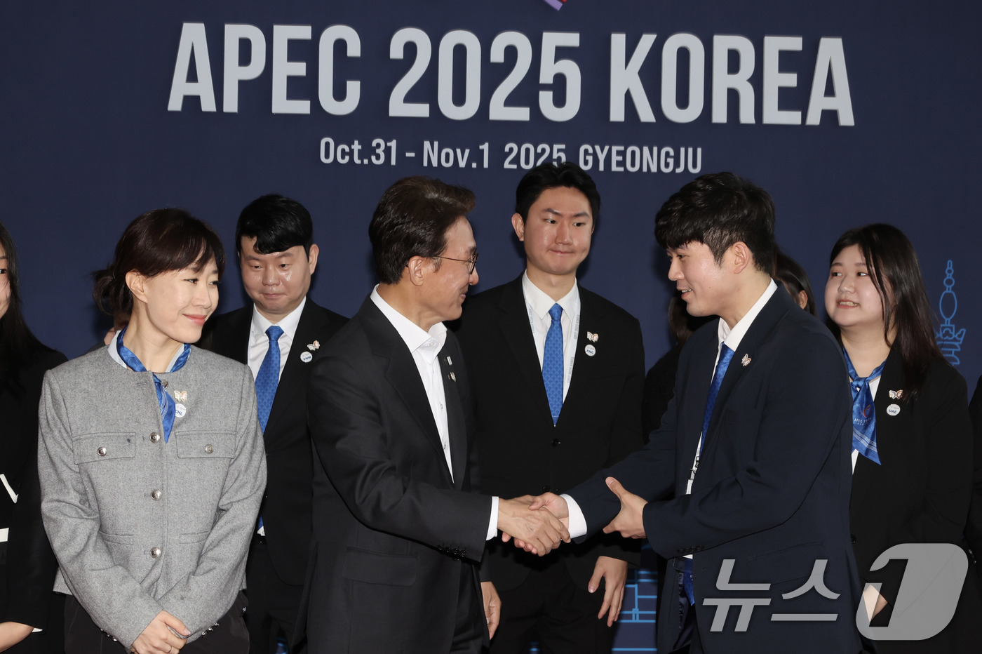 (서울=뉴스1) 임세영 기자 = 김민석 국무총리가 24일 경주에서 진행한 APEC 정상회의 최종 현장점검에서 정상 및 대표단을 근접 수행하는 의전관 70여명을 만나 격려하고 있다. …