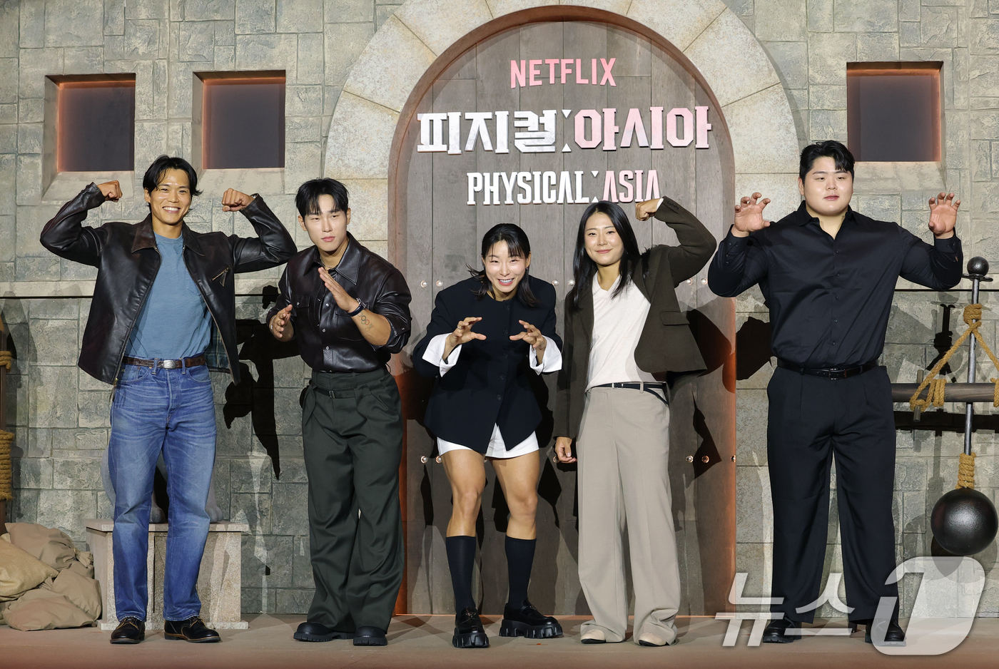 (서울=뉴스1) 권현진 기자 = 아모띠(왼쪽부터)와 윤성빈, 장은실, 최승연, 김민재가 24일 서울 강남구 봉은사로 웨스틴 서울 파르나스에서 열린 넷플릭스 서바이벌 예능 ‘피지컬: …