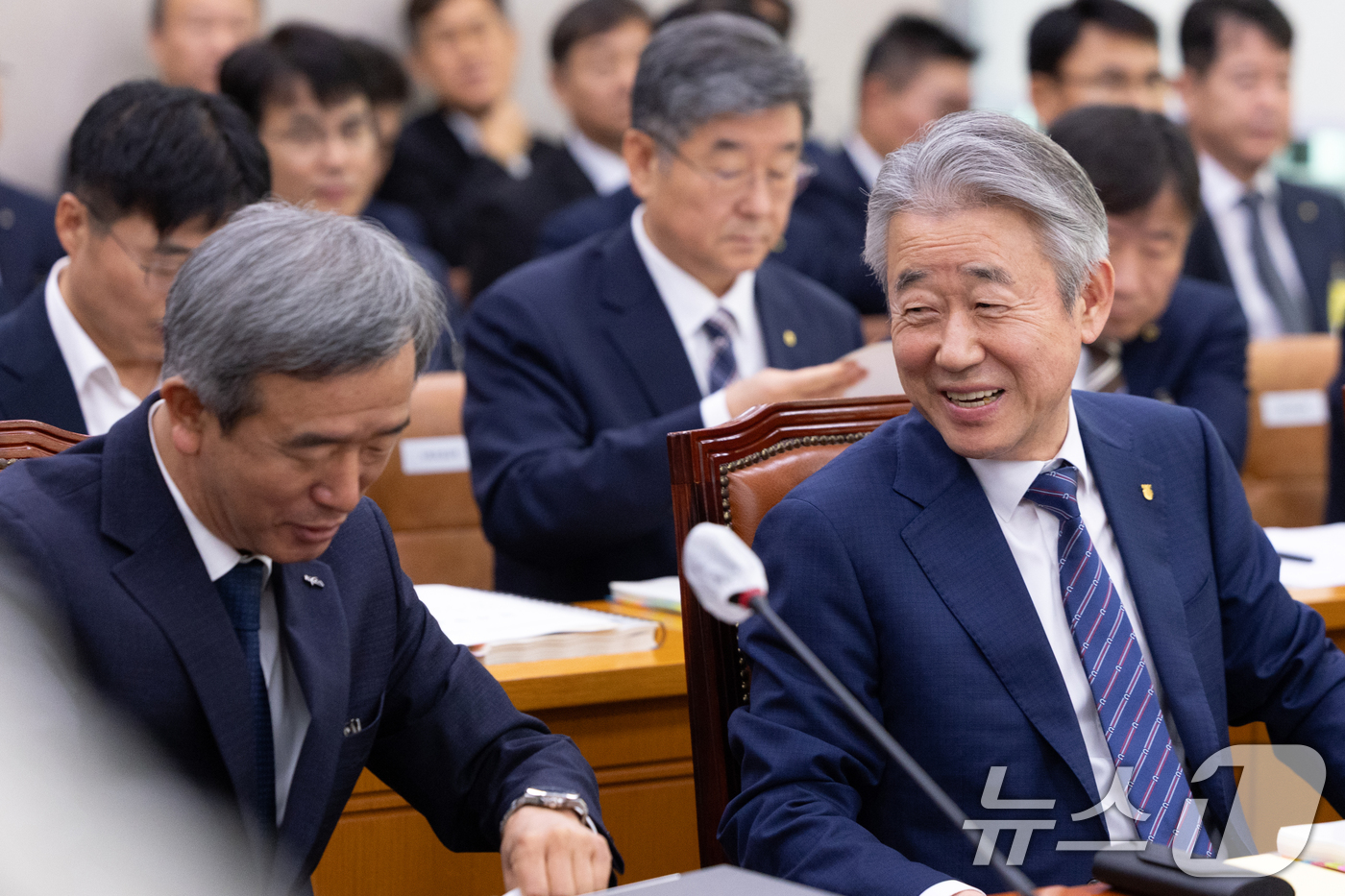 (서울=뉴스1) 이승배 기자 = 강호동 농협중앙회장이 24일 서울 여의도 국회에서 열린 농림축산식품해양수산위원회 농업협동조합중앙회 등에 대한 국정감사에 출석해 정기환 한국마사회장과 …