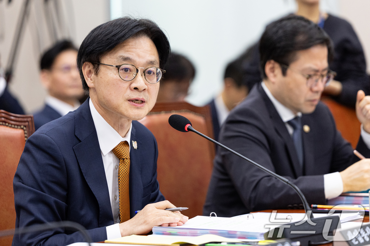 (서울=뉴스1) 이승배 기자 = 김정관 산업통상부 장관이 24일 서울 여의도 국회에서 열린 산업통상자원중소벤처기업위원회 산업통상부 등에 대한 국정감사에 출석해 의원 질의에 답변하고 …