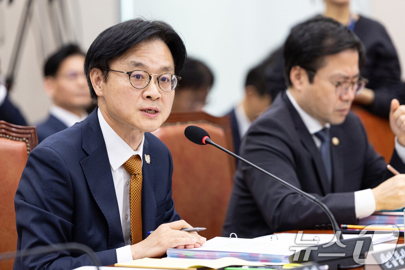 본문 이미지 - 김정관 산업통상부 장관이 24일 서울 여의도 국회에서 열린 산업통상자원중소벤처기업위원회 산업통상부 등에 대한 국정감사에 출석해 의원 질의에 답변하고 있다. 2025.10.24/뉴스1 ⓒ News1 이승배 기자