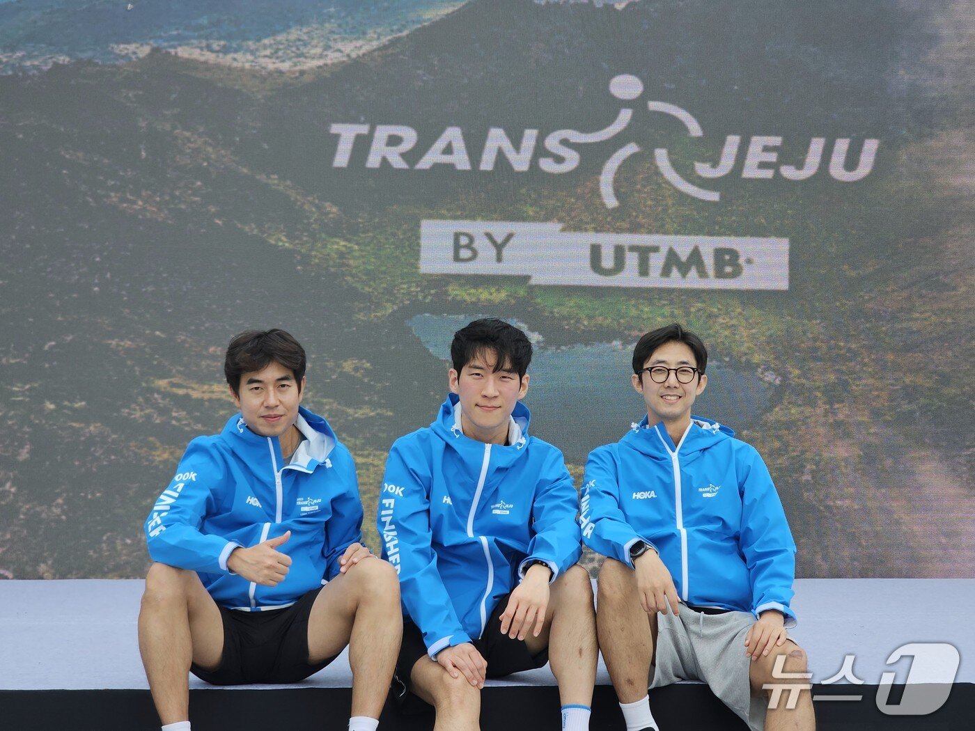 본문 이미지 - 트랜스제주 100k 대회를 함께 달린 직장인 트레일러너 양종찬, 권용균, 정민교 씨. 2025.10.20/뉴스1 ⓒ News1 &#40;사진=양종찬 씨&#41;