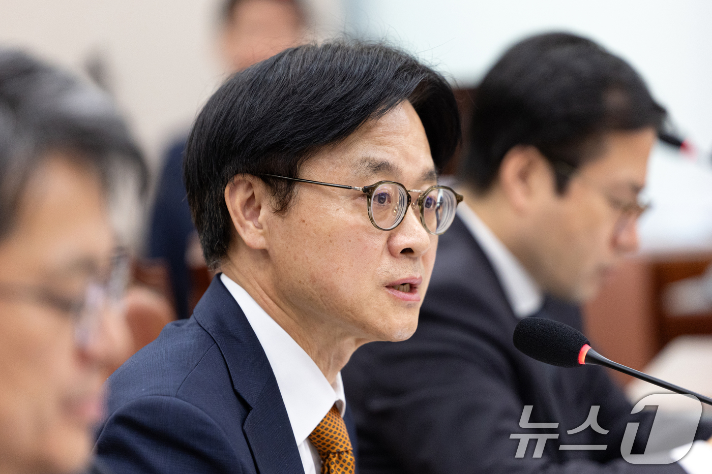 (서울=뉴스1) 이승배 기자 = 김정관 산업통상부 장관이 24일 서울 여의도 국회에서 열린 산업통상자원중소벤처기업위원회 산업통상부 등에 대한 국정감사에 출석해 의원 질의에 답변하고 …