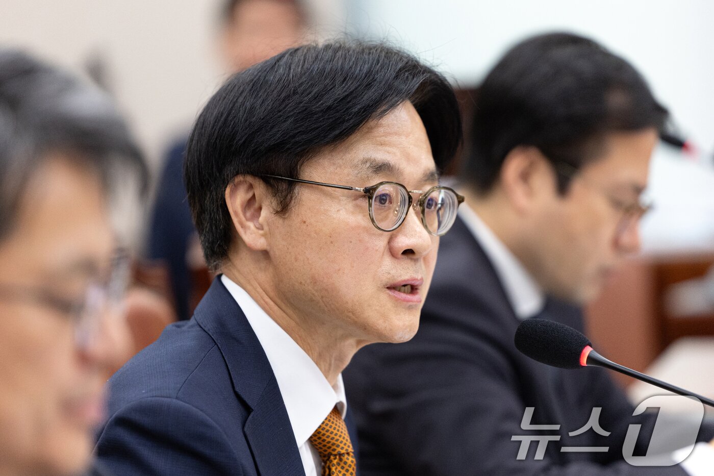 본문 이미지 - 김정관 산업통상부 장관이 24일 서울 여의도 국회에서 열린 산업통상자원중소벤처기업위원회 산업통상부 등에 대한 국정감사에 출석해 의원 질의에 답변하고 있다. 2025.10.24/뉴스1 ⓒ News1 이승배 기자