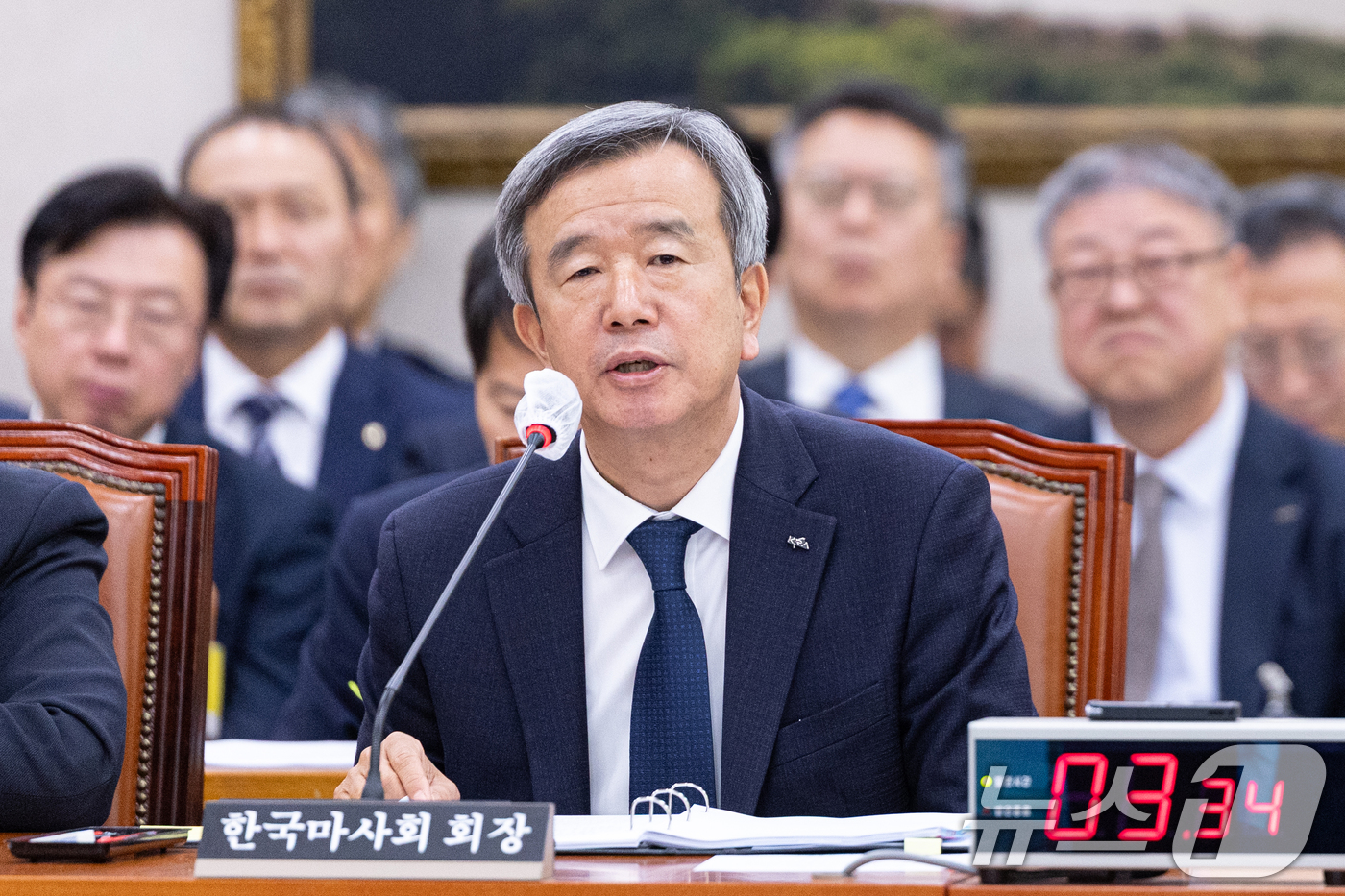 (서울=뉴스1) 이승배 기자 = 정기환 한국마사회장이 24일 서울 여의도 국회에서 열린 농림축산식품해양수산위원회 농업협동조합중앙회 등에 대한 국정감사에 출석해 의원 질의에 답변하고 …