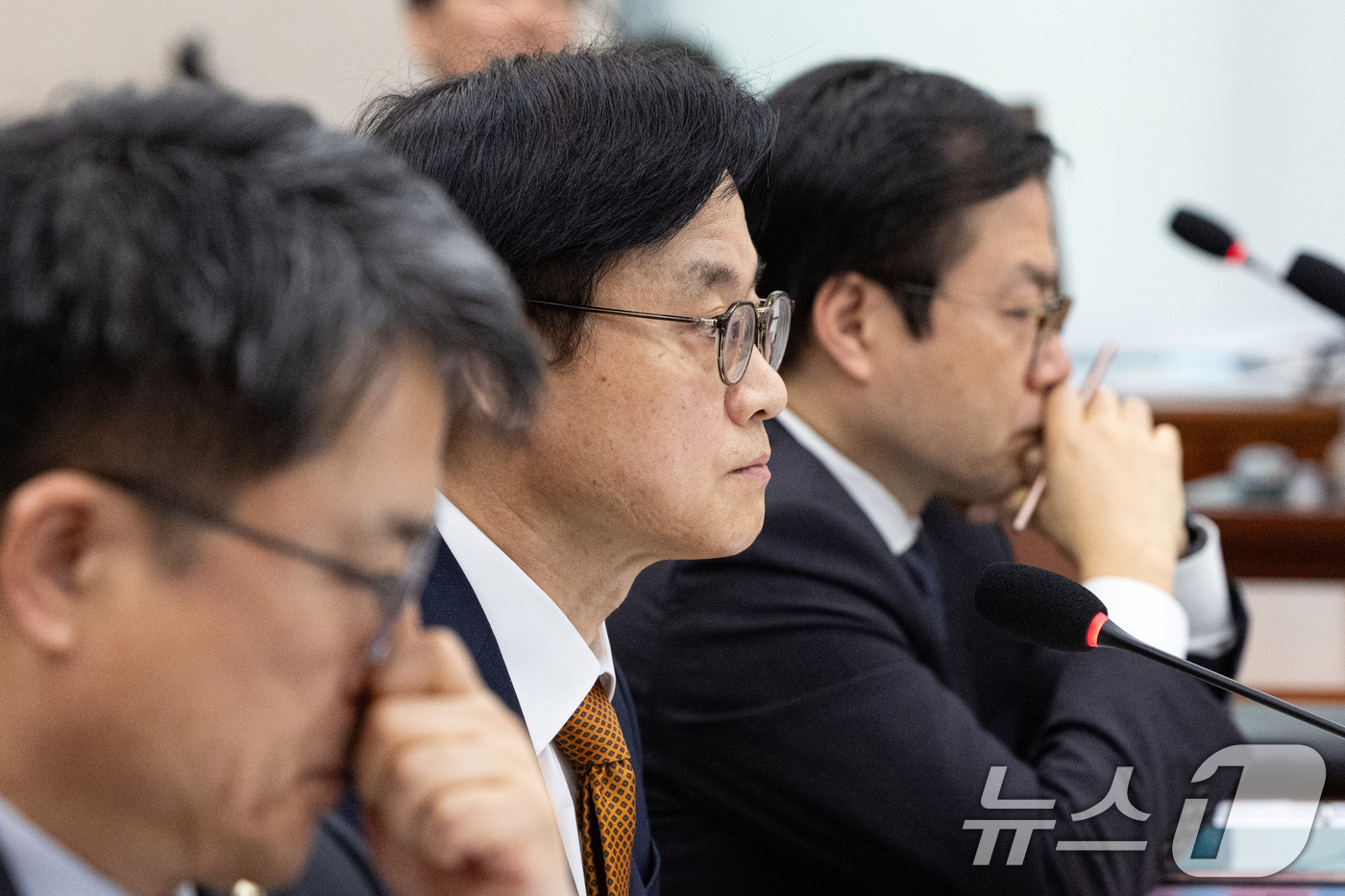 (서울=뉴스1) 이승배 기자 = 김정관 산업통상부 장관이 24일 서울 여의도 국회에서 열린 산업통상자원중소벤처기업위원회 산업통상부 등에 대한 국정감사에 출석해 의원 질의를 듣고 있 …