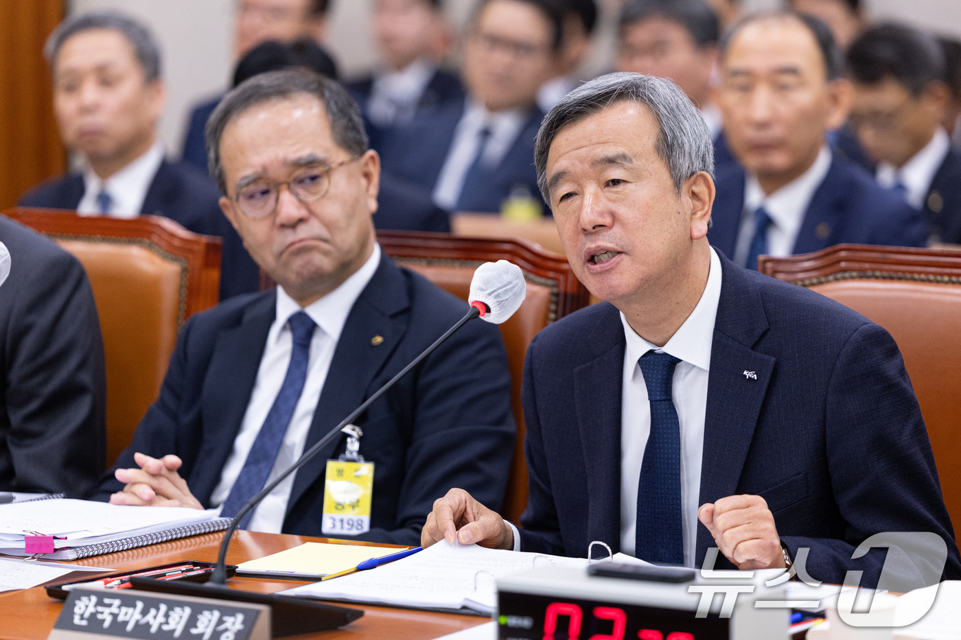 (서울=뉴스1) 이승배 기자 = 정기환 한국마사회장이 24일 서울 여의도 국회에서 열린 농림축산식품해양수산위원회 농업협동조합중앙회 등에 대한 국정감사에 출석해 의원 질의에 답변하고 …