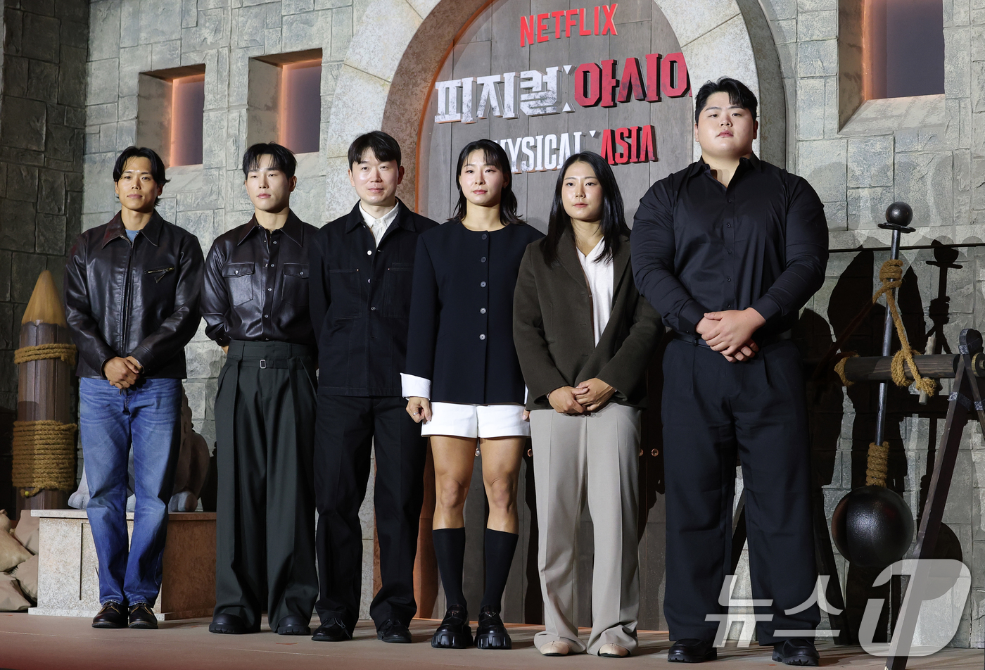 (서울=뉴스1) 권현진 기자 = 아모띠(왼쪽부터)와 윤성빈, 장호기 PD, 장은실, 최승연, 김민재가 24일 서울 강남구 봉은사로 웨스틴 서울 파르나스에서 열린 넷플릭스 서바이벌 …