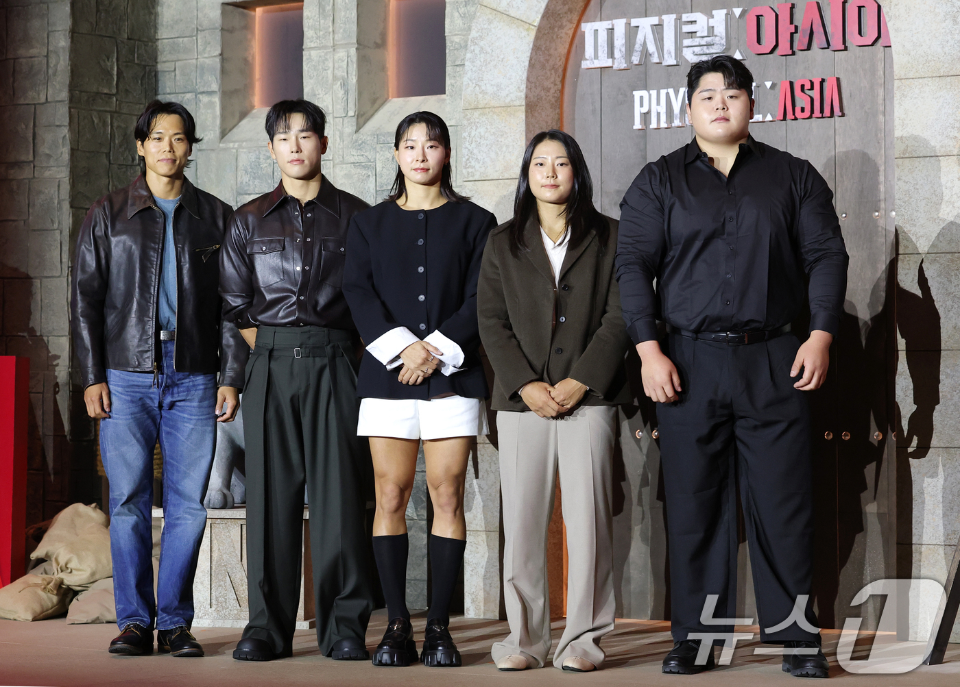 (서울=뉴스1) 권현진 기자 = 아모띠(왼쪽부터)와 윤성빈, 장은실, 최승연, 김민재가 24일 서울 강남구 봉은사로 웨스틴 서울 파르나스에서 열린 넷플릭스 서바이벌 예능 ‘피지컬: …