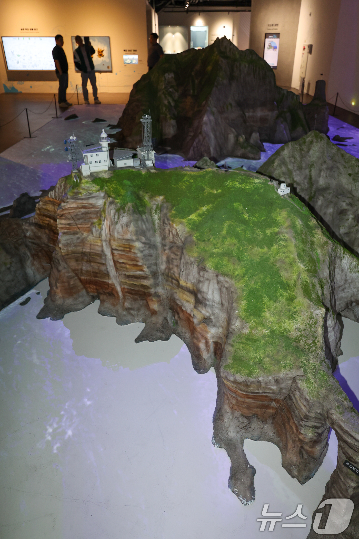 (서울=뉴스1) 안은나 기자 = 독도의 날을 하루 앞둔 24일 서울 영등포구 타임스퀘어에 마련된 동북아역사재단 독도체험관에 독도 모형이 전시돼 있다. 2025.10.24/뉴스1