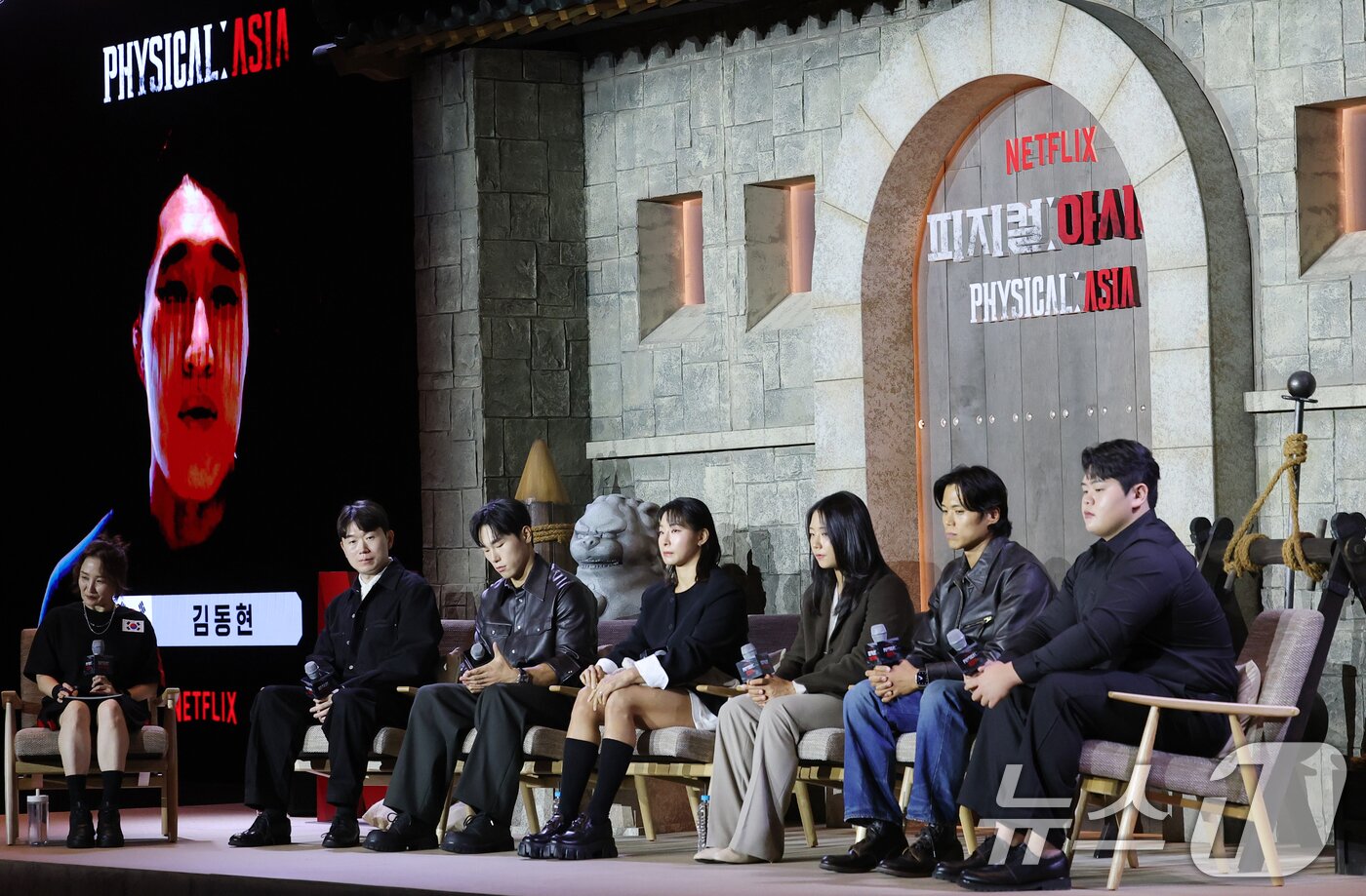 본문 이미지 - 전 이종격투기선수 김동현(왼쪽)이 24일 서울 강남구 봉은사로 웨스틴 서울 파르나스에서 열린 넷플릭스 서바이벌 예능 ‘피지컬: 아시아’ 제작발표회에 참석해 인사말을 하고 있다. ‘피지컬: 아시아’는 한국, 일본, 태국, 몽골, 튀르키예, 인도네시아, 호주, 필리핀 등 8개국이 국기를 걸고 펼치는 피지컬 전쟁이다. 2025.10.24/뉴스1 ⓒ News1 권현진 기자