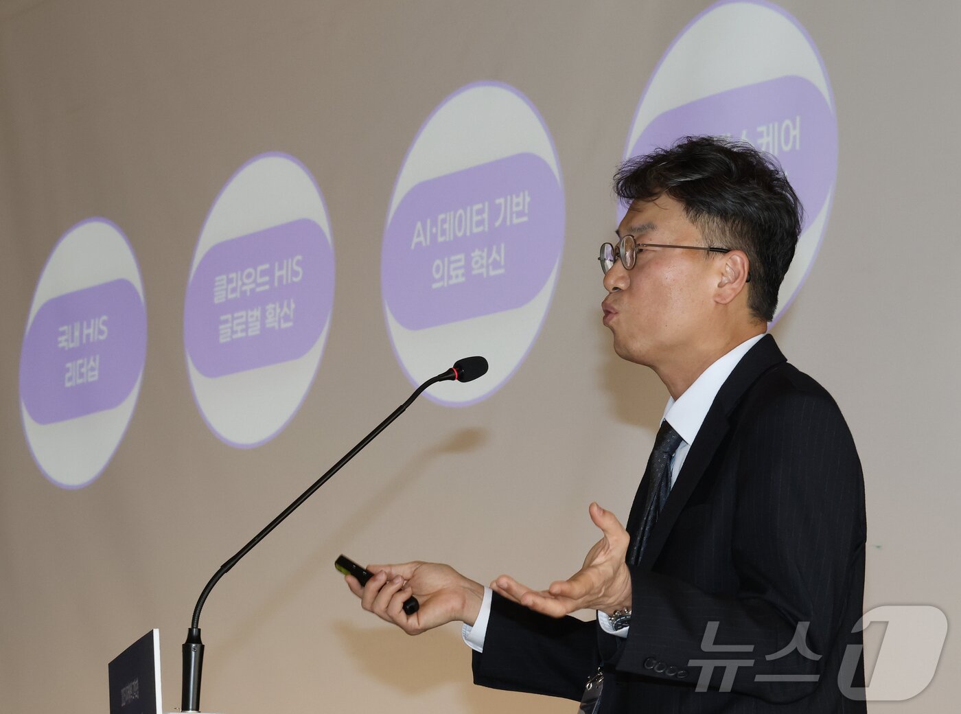 본문 이미지 - 24일 오후 서울 중구 더 플라자 호텔에서 열린 2025 이지케어텍 추계 기술세미나에서 이기혁 사업총괄이 '헬스케어 생태계의 중심에서…병원정보시스템의 도전과 기회, 그리고 미래 방향'을 주제로 키노트 발표를 하고 있다. 2025.10.24 ⓒ 뉴스1 오대일 기자