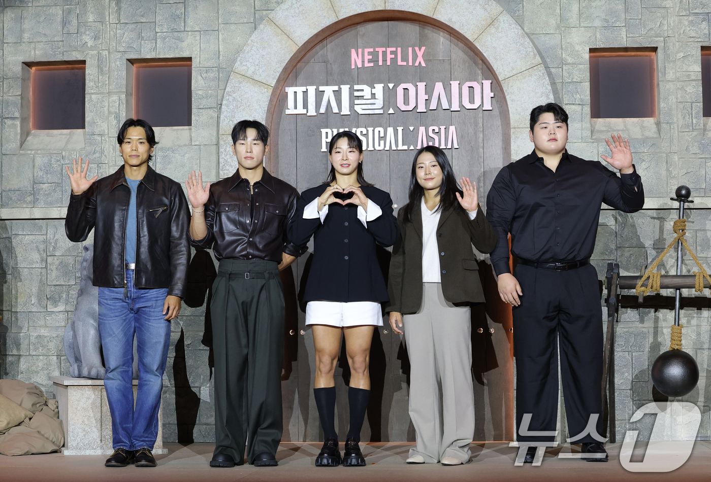 (서울=뉴스1) 권현진 기자 = 아모띠(왼쪽부터)와 윤성빈, 장은실, 최승연, 김민재가 24일 서울 강남구 봉은사로 웨스틴 서울 파르나스에서 열린 넷플릭스 서바이벌 예능 ‘피지컬: …