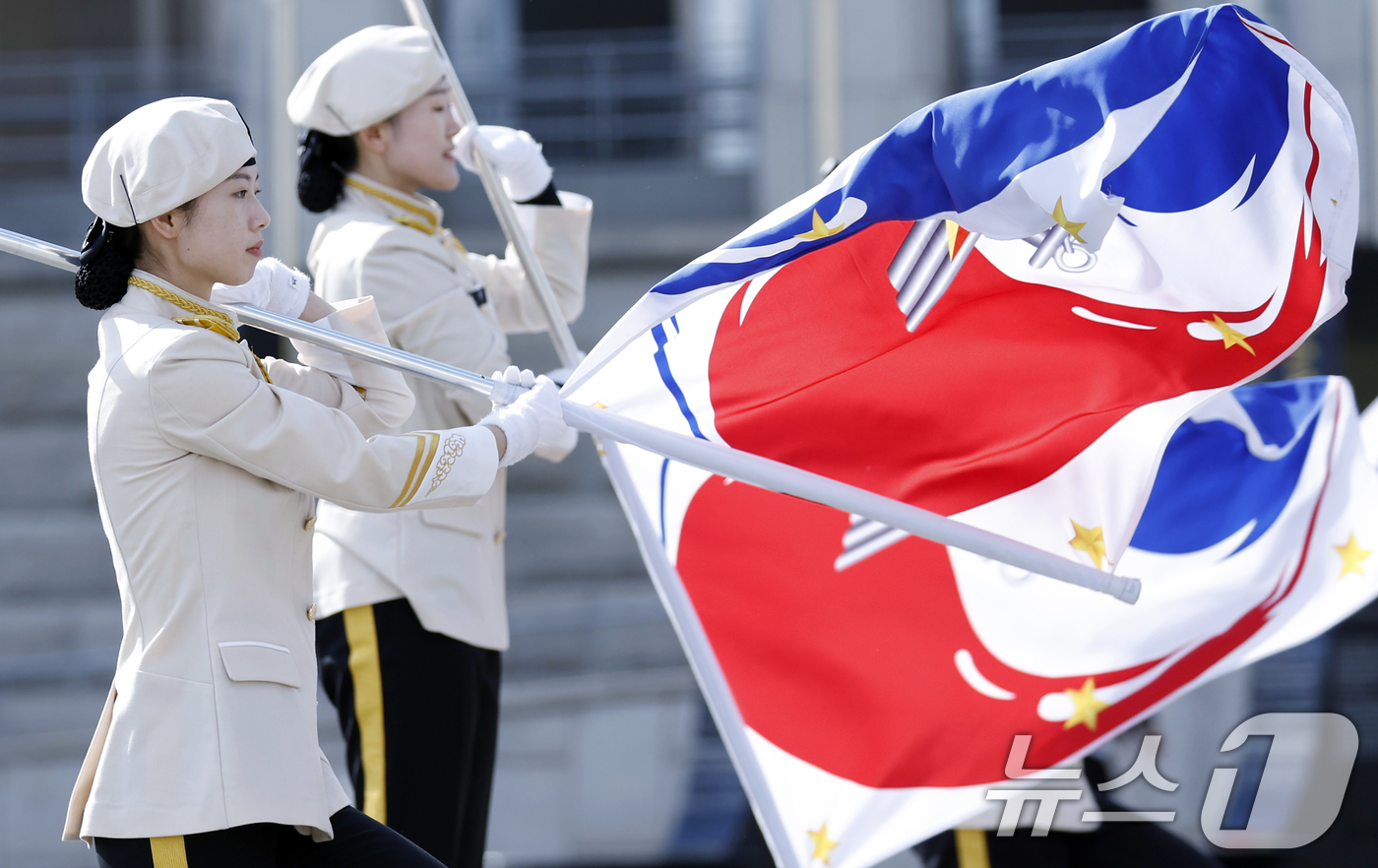 (서울=뉴스1) 박정호 기자 = 24일 오후 서울 용산구 전쟁기념관 평화광장에서 열린 2025 유엔참전기념행사에서 여군의장대가 의장 시범을 보이고 있다.  2025.10.24/뉴스 …