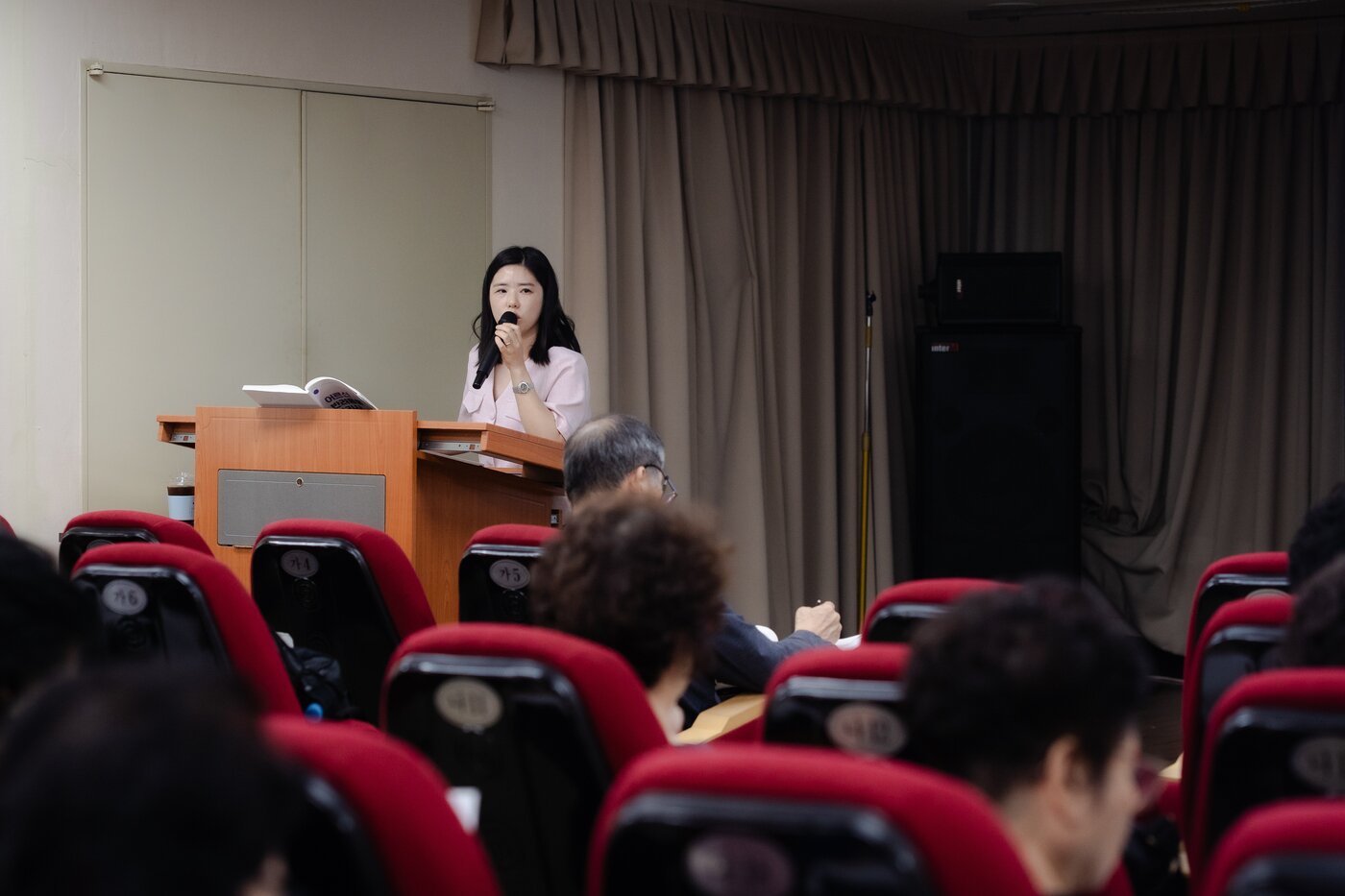 본문 이미지 - 이론 강의 중인 조이동물의료센터 장원정 원장(아이엠디티 제공) ⓒ 뉴스1