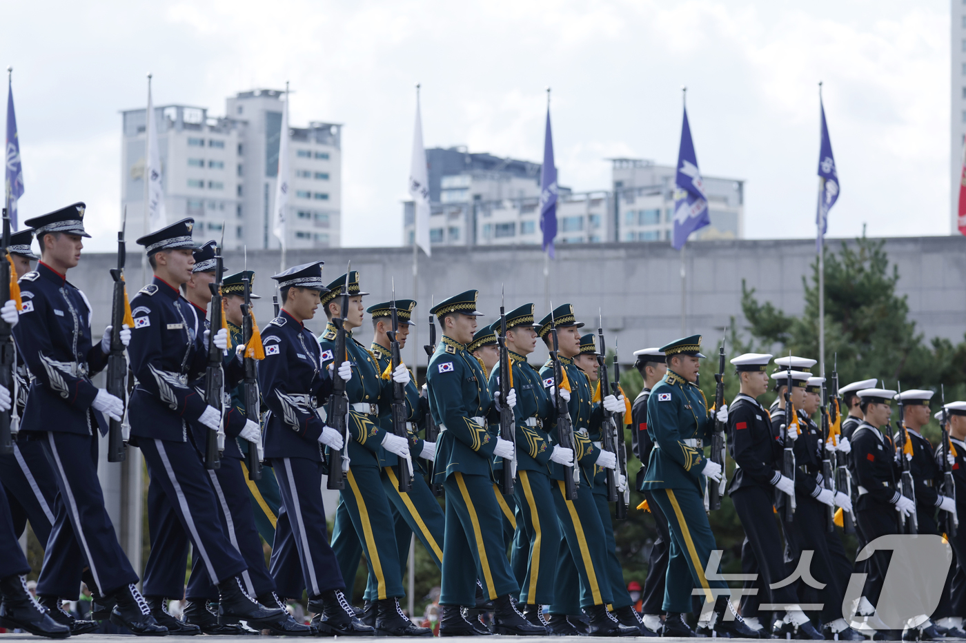 (서울=뉴스1) 박정호 기자 = 24일 오후 서울 용산구 전쟁기념관 평화광장에서 열린 2025 유엔참전기념행사에서 통합의장대가 화려한 의장 시범을 선보이고 있다. 2025.10.2 …