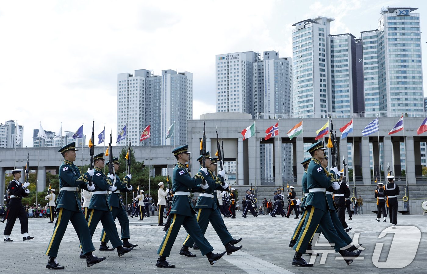 (서울=뉴스1) 박정호 기자 = 24일 오후 서울 용산구 전쟁기념관 평화광장에서 열린 2025 유엔참전기념행사에서 통합의장대가 화려한 의장 시범을 선보이고 있다. 2025.10.2 …