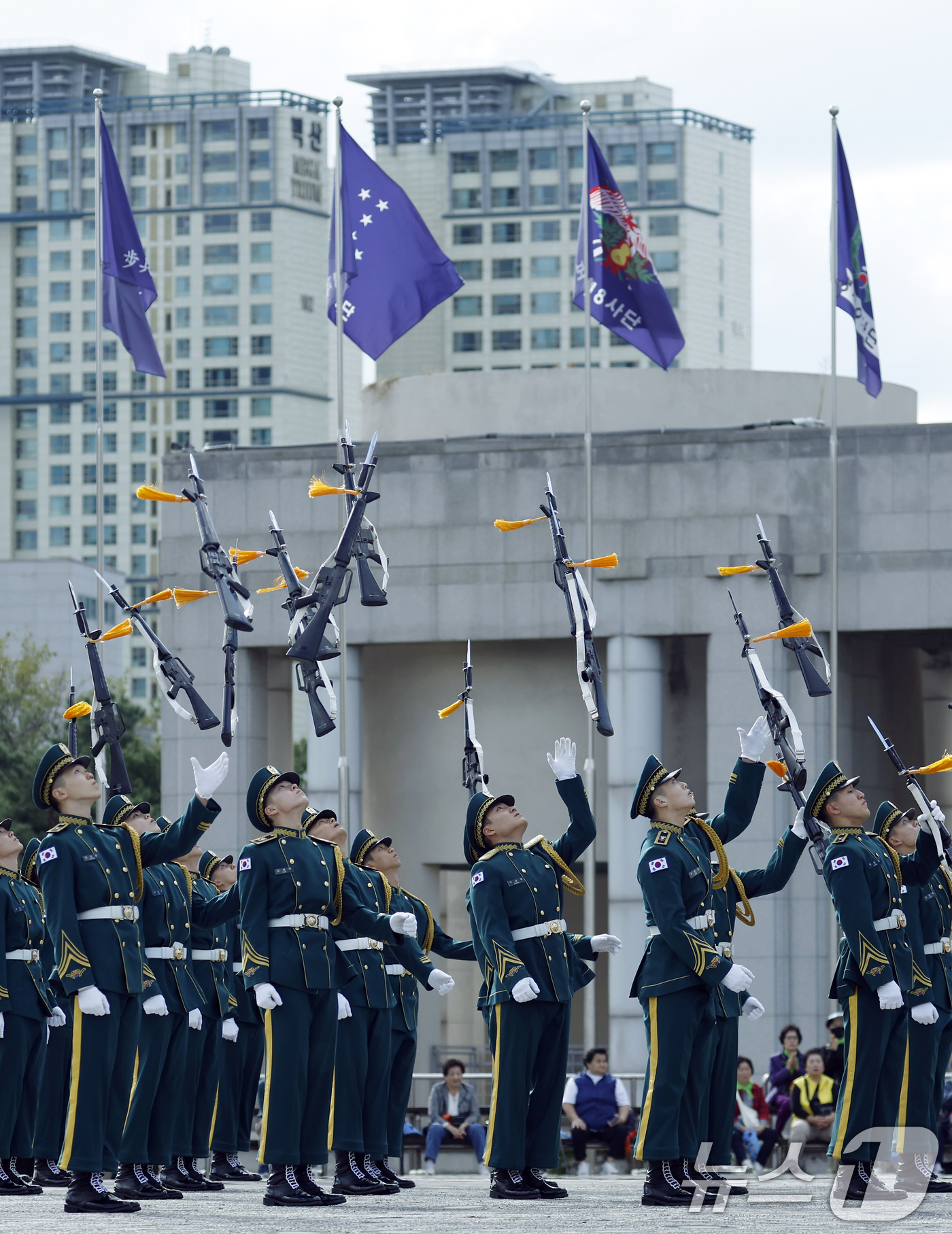 (서울=뉴스1) 박정호 기자 = 24일 오후 서울 용산구 전쟁기념관 평화광장에서 열린 2025 유엔참전기념행사에서 통합의장대가 화려한 의장 시범을 선보이고 있다. 2025.10.2 …