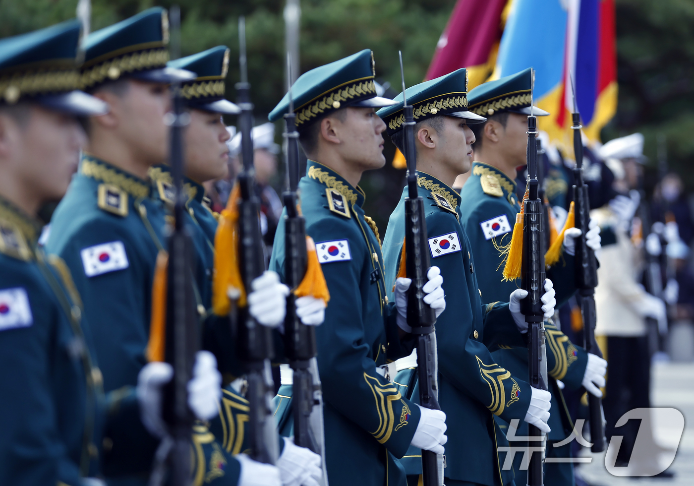 (서울=뉴스1) 박정호 기자 = 24일 오후 서울 용산구 전쟁기념관 평화광장에서 열린 2025 유엔참전기념행사에서 통합의장대가 화려한 의장 시범을 선보이고 있다. 2025.10.2 …