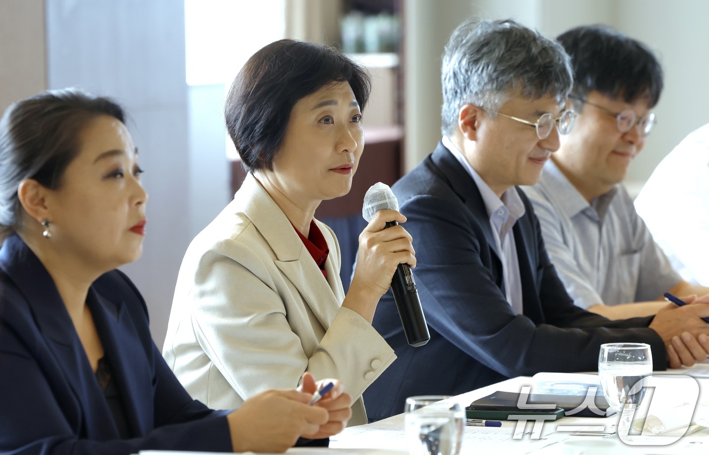(서울=뉴스1) = 이스란 보건복지부 1차관이 24일 서울 중구 프레지던트 호텔에서 열린 AI 복지돌봄 산업간담회에서 발언하고 있다. (보건복지부 제공. 재판매 및 DB 금지) 2 …