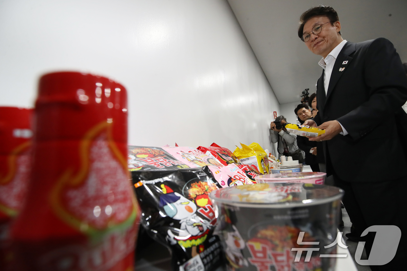 (밀양 =뉴스1) 윤일지 기자 = 김민석 국무총리가 24일 오후 경남 밀양 부북면 삼양식품 밀양공장을 방문해 불닭볶음면 등 삼양식품 제품을 살펴보고 있다. 2025.10.24/뉴스 …