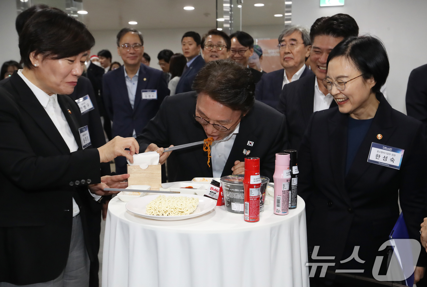 (밀양 =뉴스1) 윤일지 기자 = 김민석 국무총리가 24일 오후 경남 밀양 부북면 삼양식품 밀양공장을 방문해 불닭볶음면을 시식하고 있다.  2025.10.24/뉴스1