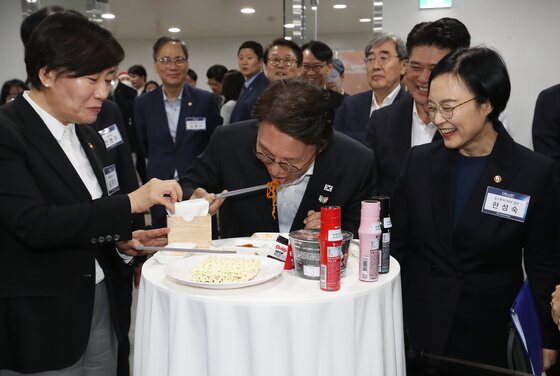 본문 이미지 - 김민석 국무총리가 지난해 10월 경남 밀양 부북면 삼양식품 밀양공장을 방문해 불닭볶음면을 시식하고 있다. 2025.10.24/뉴스1 ⓒ News1 윤일지 기자