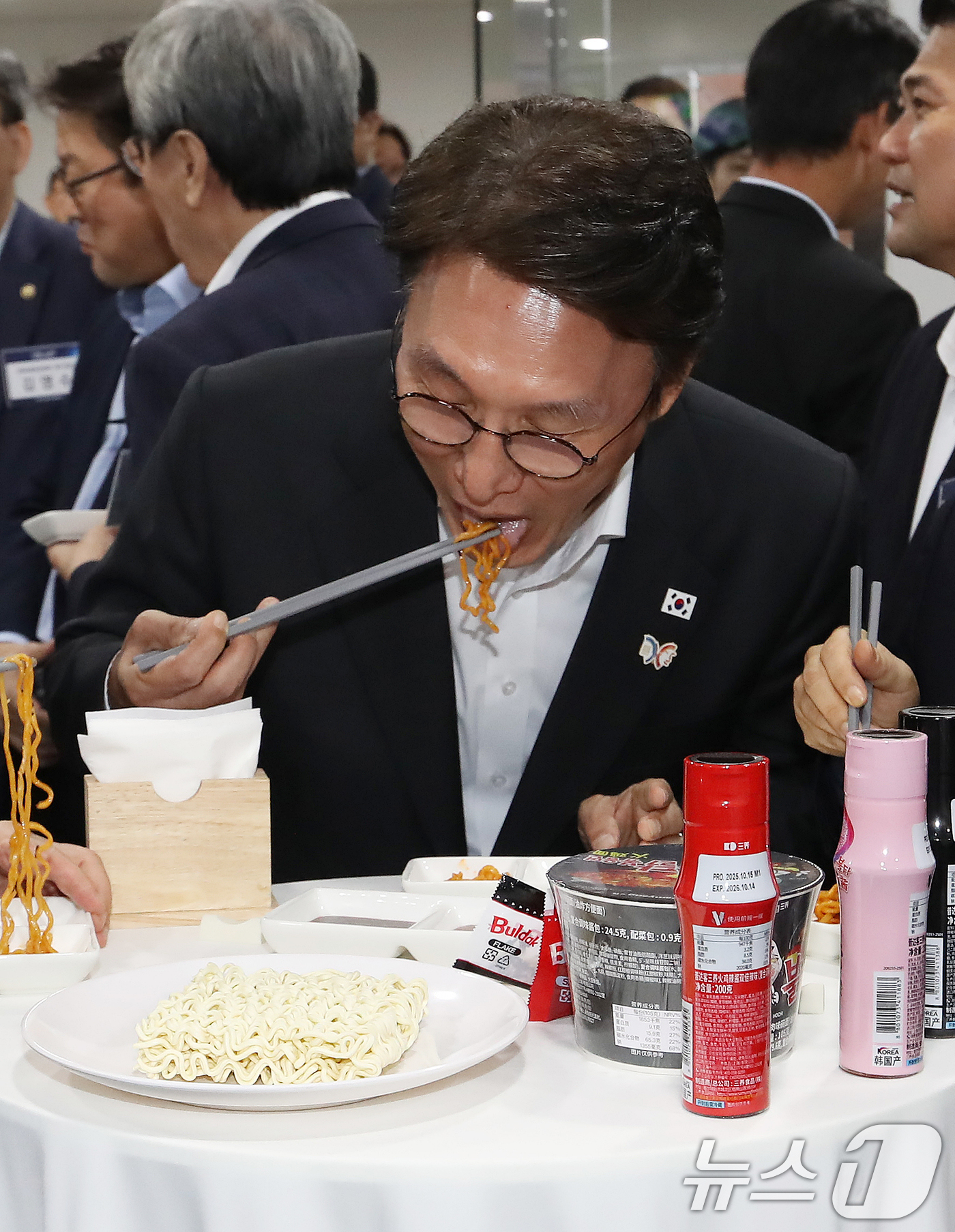 (밀양 =뉴스1) 윤일지 기자 = 김민석 국무총리가 24일 오후 경남 밀양 부북면 삼양식품 밀양공장을 방문해 불닭볶음면을 시식하고 있다.  2025.10.24/뉴스1