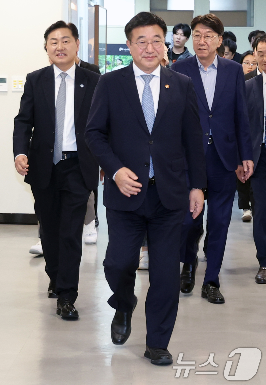 (전주=뉴스1) 유경석 기자 = 윤호중 행정안전부 장관(가운데)이 24일 전북 전주시 전주시청 일원에서 열린 제7회 대한민국 사회적경제 박람회 개막식 참석에 앞서 차담을 위해 시장 …