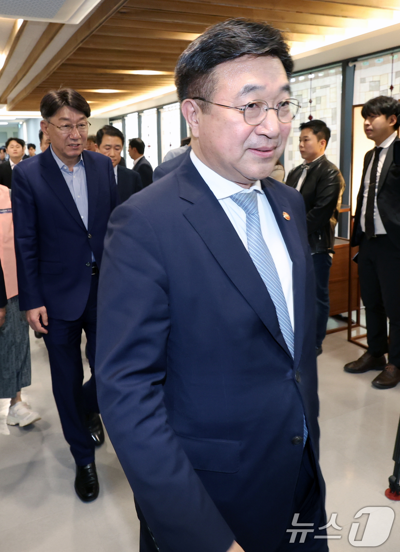 (전주=뉴스1) 유경석 기자 = 윤호중 행정안전부 장관이 24일 전북 전주시 전주시청 일원에서 열린 제7회 대한민국 사회적경제 박람회 개막식 참석에 앞서 차담을 위해 시장실로 향하 …