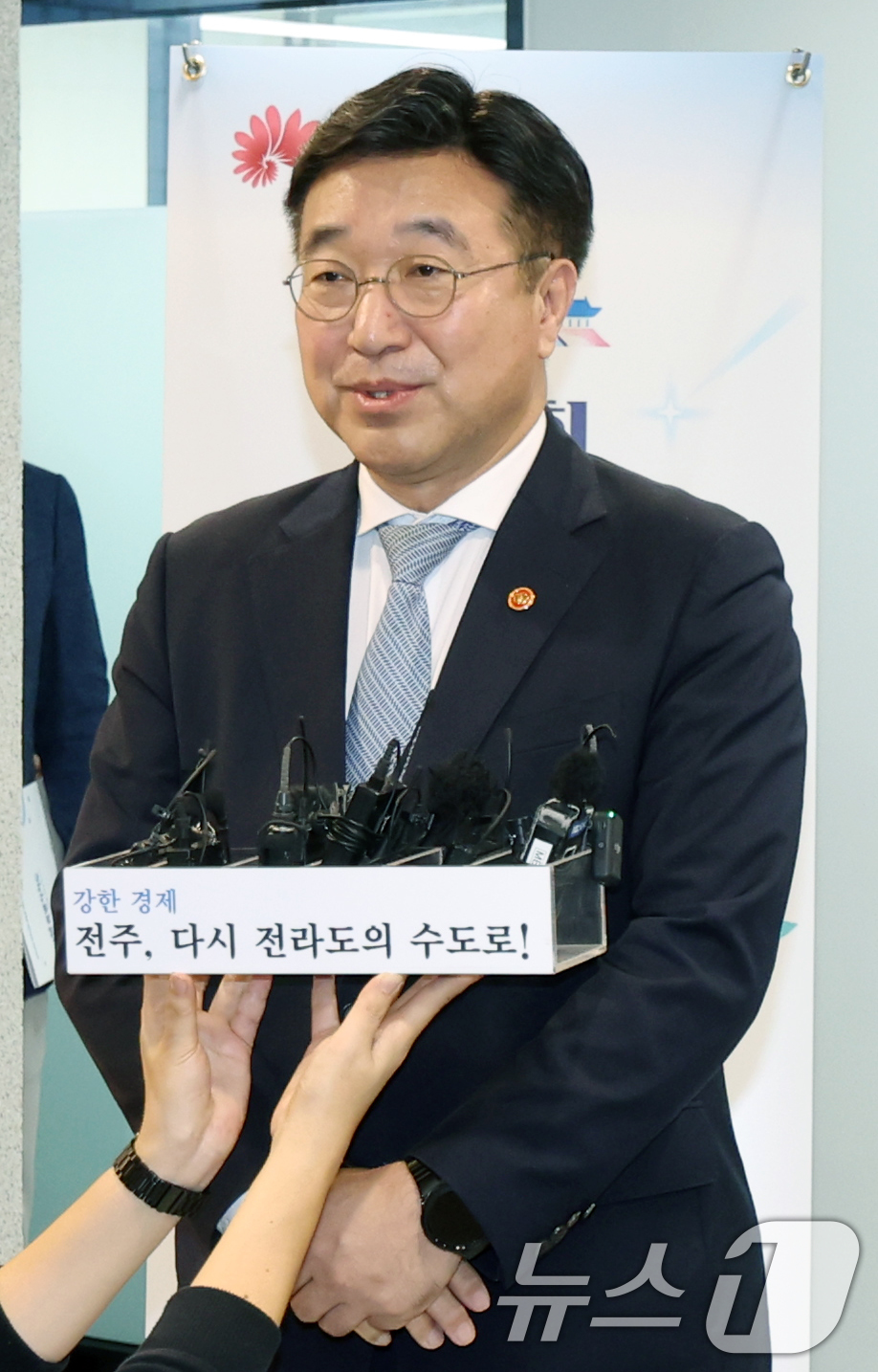 (전주=뉴스1) 유경석 기자 = 윤호중 행정안전부 장관이 24일 전북 전주시 전주시청 일원에서 열린 제7회 대한민국 사회적경제 박람회 개막식 참석에 앞서 취재진의 질의에 답변을 하 …