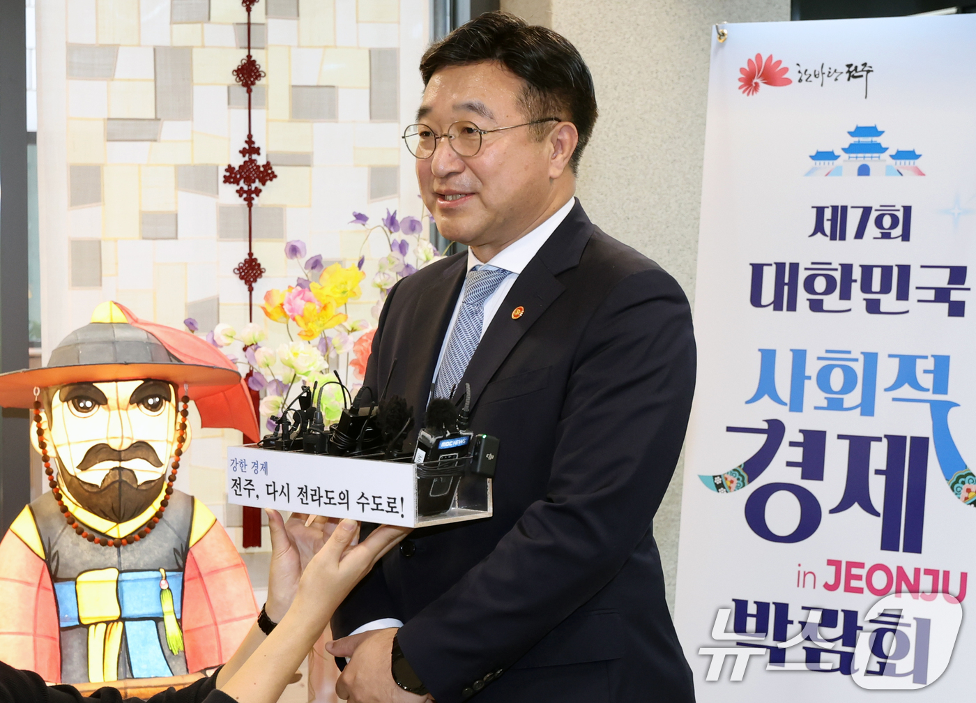 (전주=뉴스1) 유경석 기자 = 윤호중 행정안전부 장관이 24일 전북 전주시 전주시청 일원에서 열린 제7회 대한민국 사회적경제 박람회 개막식 참석에 앞서 취재진의 질의에 답변을 하 …