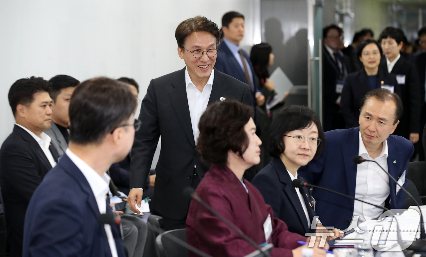 (밀양 =뉴스1) 윤일지 기자 = 김민석 국무총리가 24일 오후 경남 밀양 부북면 삼양식품 밀양공장에서 열린 국정현안관계장관회의에 참석하고 있다.  2025.10.24/뉴스1