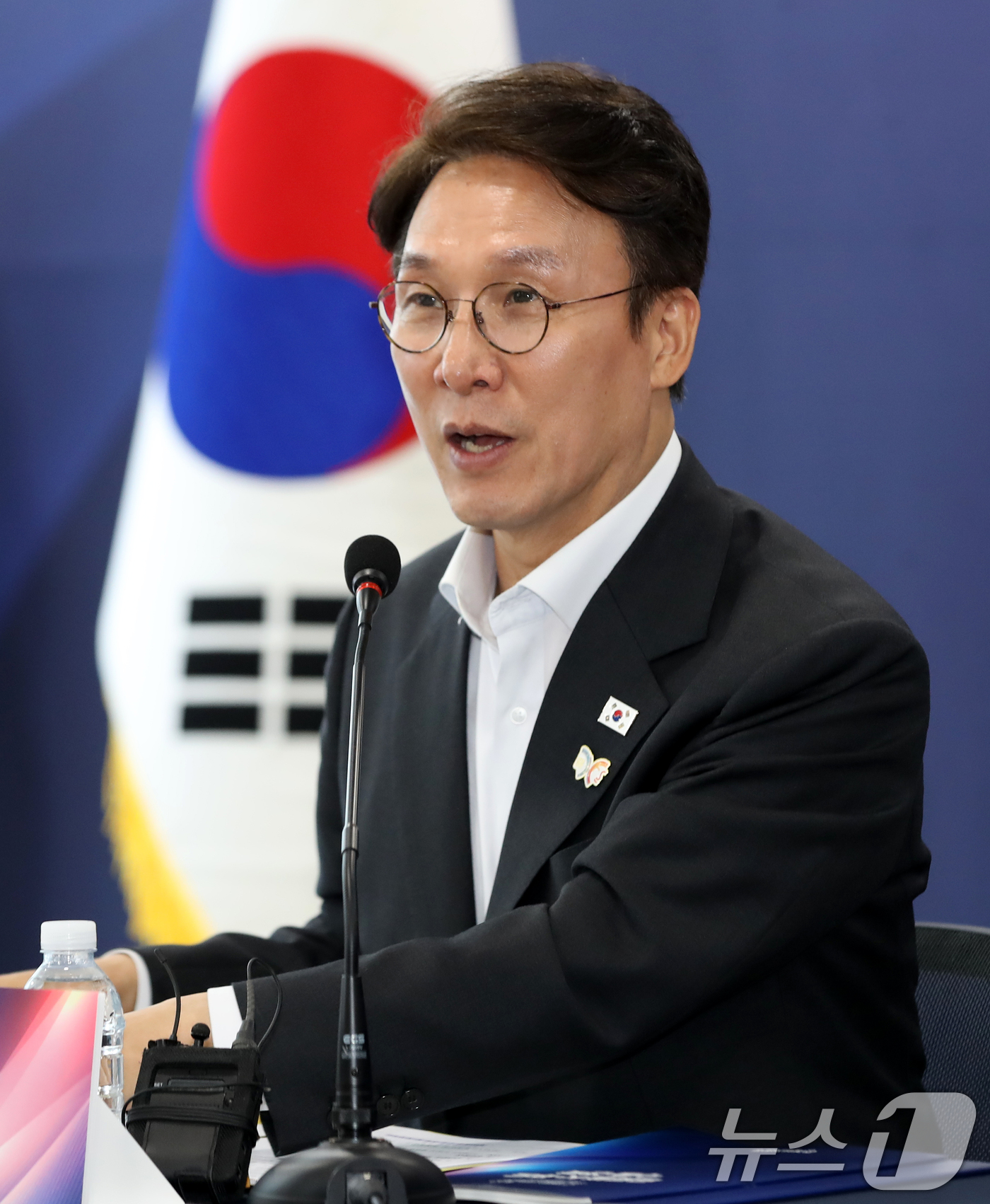 (밀양 =뉴스1) 윤일지 기자 = 김민석 국무총리가 24일 오후 경남 밀양 부북면 삼양식품 밀양공장에서 열린 국정현안관계장관회의에서 모두발언을 하고 있다. 2025.10.24/뉴스 …