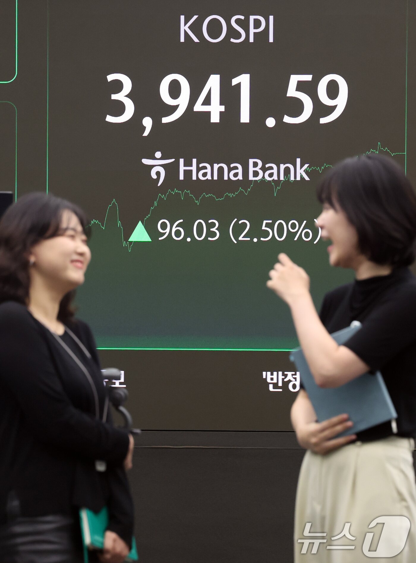 본문 이미지 - 코스피지수가 종가 기준 사상 최고치를 경신한 24일 오후 오후 서울 중구 하나은행 본점 딜링룸 전광판에 종가가 표시되고 있다.  2025.10.24/뉴스1 ⓒ News1 황기선 기자
