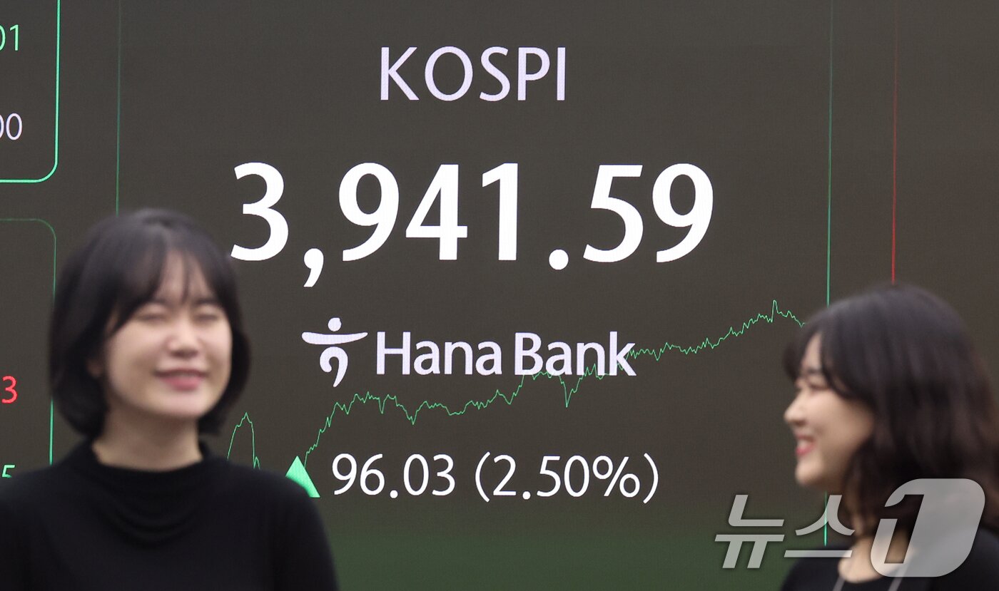 본문 이미지 - 코스피지수가 종가 기준 사상 최고치를 경신한 24일 오후 오후 서울 중구 하나은행 본점 딜링룸 전광판에 종가가 표시되고 있다.  2025.10.24/뉴스1 ⓒ News1 황기선 기자