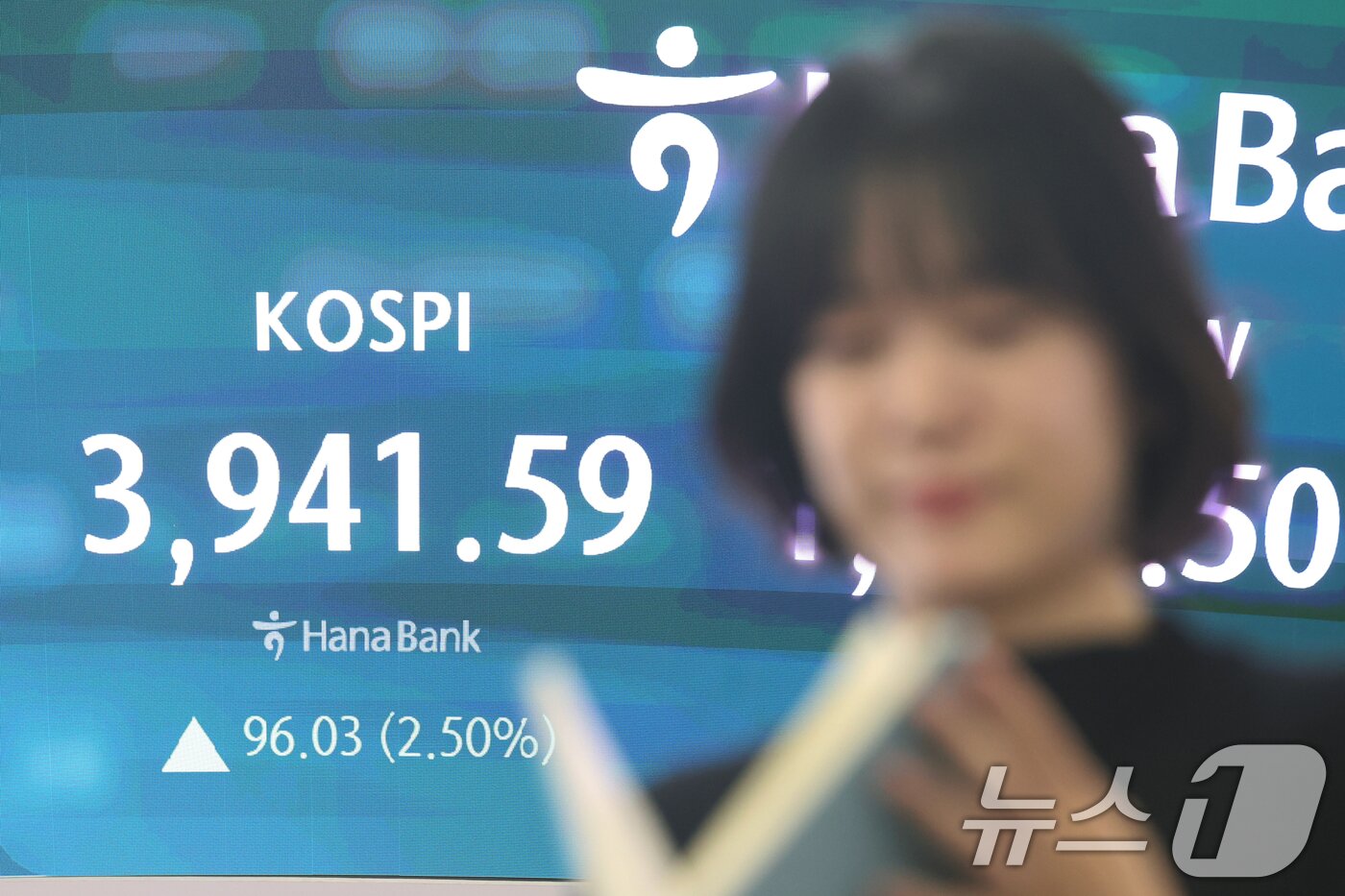 본문 이미지 - 코스피지수가 종가 기준 사상 최고치를 경신한 24일 오후 오후 서울 중구 하나은행 본점 딜링룸 전광판에 종가가 표시되고 있다.  2025.10.24/뉴스1 ⓒ News1 황기선 기자