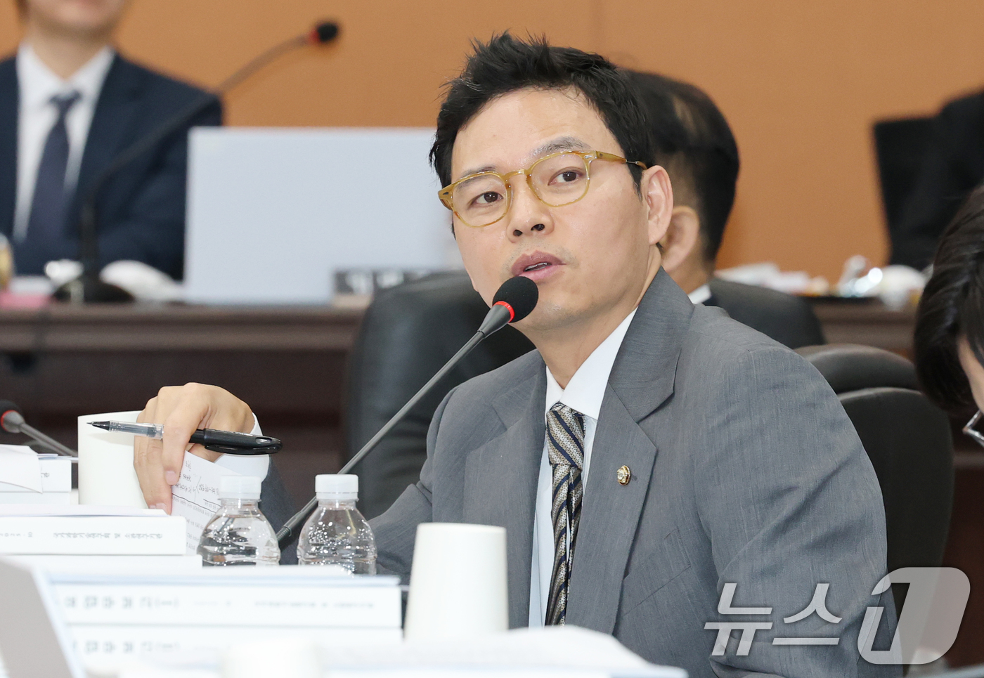 (대전=뉴스1) 김기태 기자 = 박정훈 국민의힘 위원이 24일 대전 한국전자통신연구원(ETRI)에서 열린 국회 과학기술정보방송통신위원회 국정감사에서 질의하고 있다. 2025.10. …