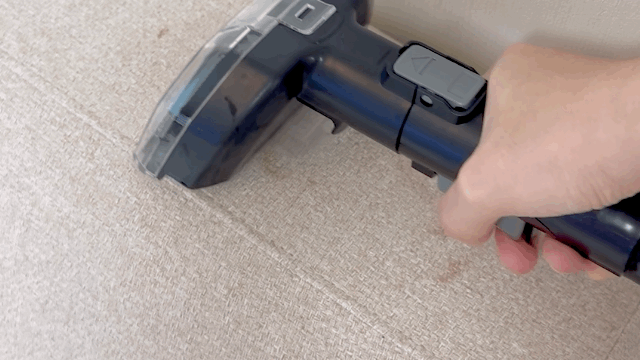 본문 이미지 - 스팟클린 하이드로 스팀 프로로 소파 얼룩을 제거하고 있다. ⓒ News1 이민주 기자