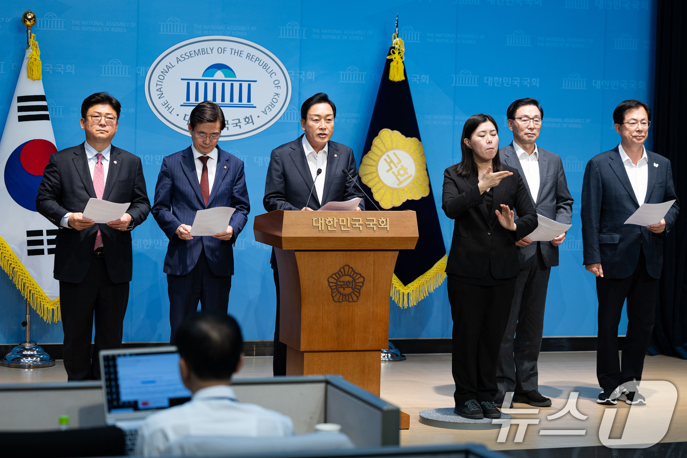 (서울=뉴스1) 유승관 기자 = 국회 농림축산식품해양수산위원회 국민의힘 위원들이 24일 서울 여의도 국회 소통관에서 기자회견을 열고 한·미 관세 협상 관련 국민의힘 농해수위 입장문 …