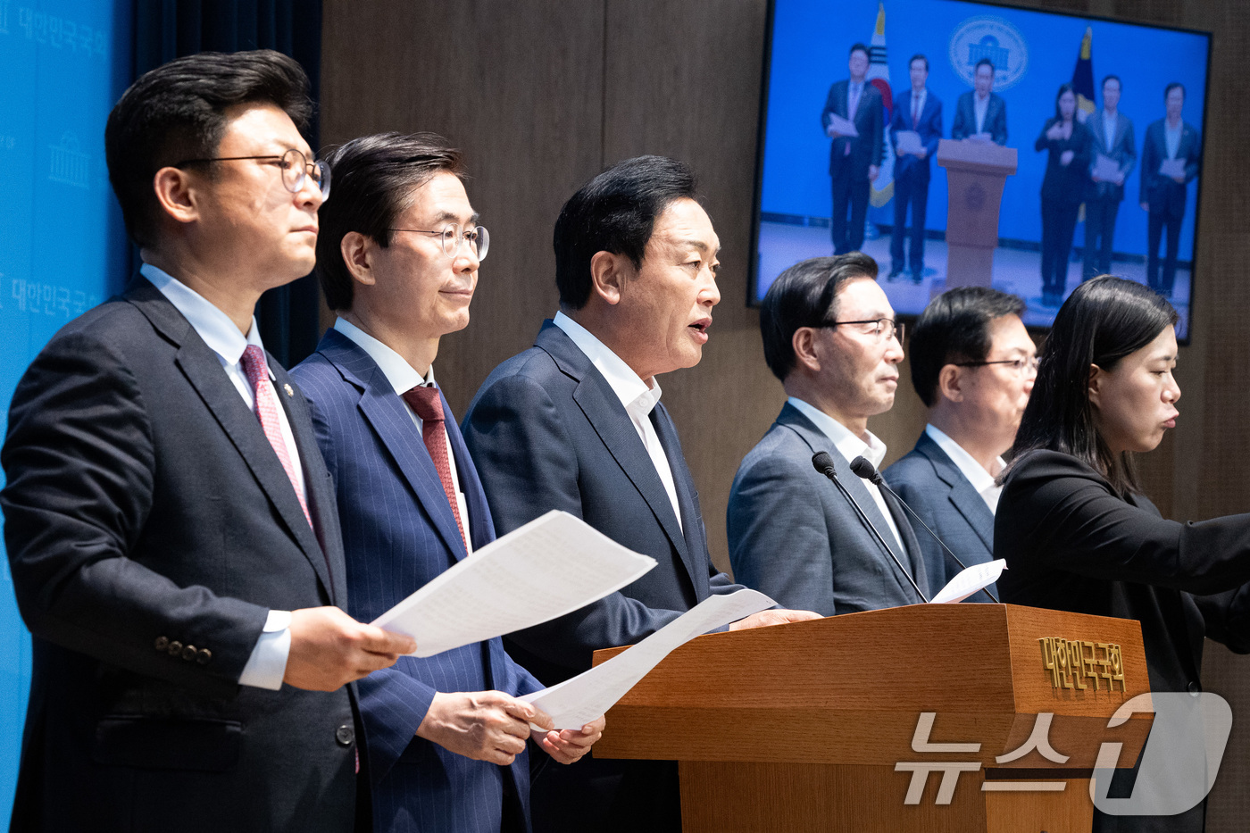 (서울=뉴스1) 유승관 기자 = 국회 농림축산식품해양수산위원회 국민의힘 위원들이 24일 서울 여의도 국회 소통관에서 기자회견을 열고 한·미 관세 협상 관련 국민의힘 농해수위 입장문 …