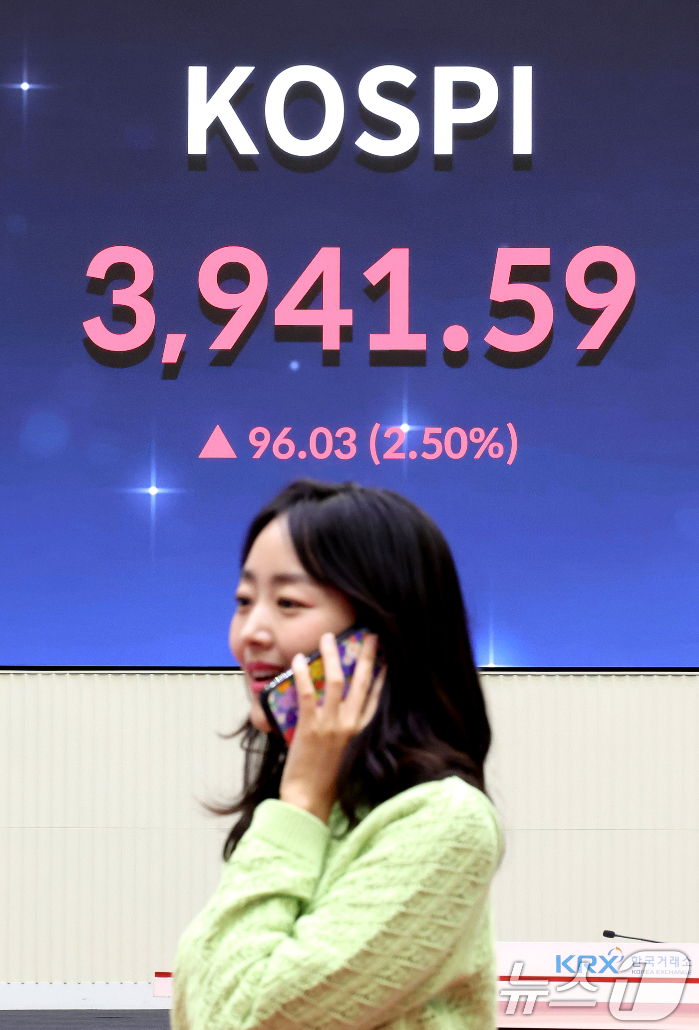 (서울=뉴스1) 이호윤 기자 = 코스피가 역대 최고가를 기록한 24일 서울 영등포구 여의도 여의도 한국거래소 모니터에 코스피 시황이 표시되고 있다. 코스피 지수가 전날보다 96.0 …