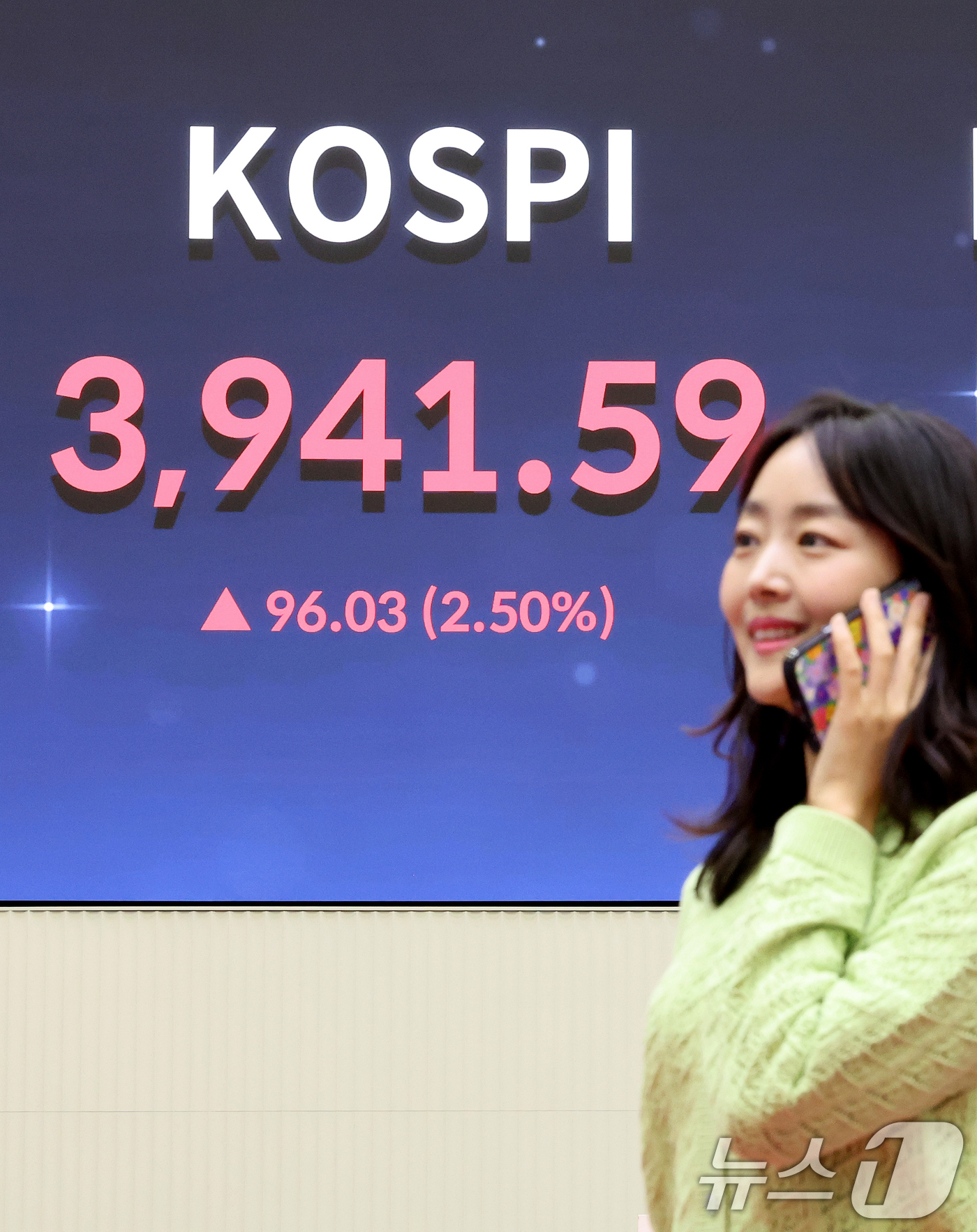 (서울=뉴스1) 이호윤 기자 = 코스피가 역대 최고가를 기록한 24일 서울 영등포구 여의도 여의도 한국거래소 모니터에 코스피 시황이 표시되고 있다. 코스피 지수가 전날보다 96.0 …