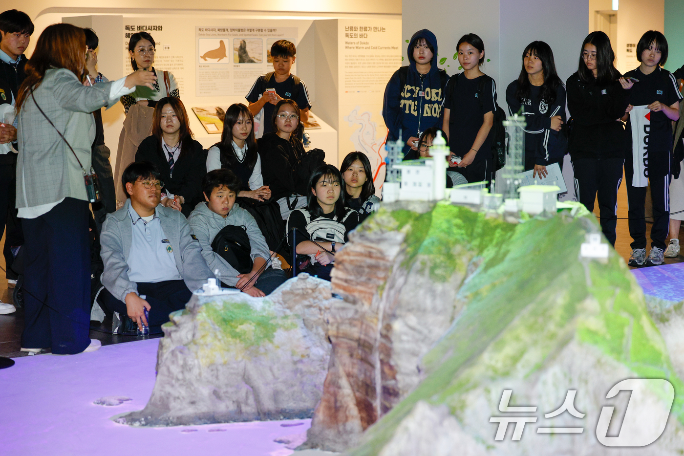 (서울=뉴스1) 안은나 기자 = 독도의 날을 하루 앞두고 동북아역사재단 독도체험관 재개관식이 열린 24일 서울 영등포구 타임스퀘어에 위치한 체험관에서 당산중, 유한공고 학생들이 독 …