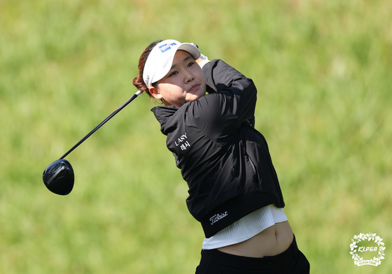 '대형 신인' 김민솔, KLPGA iM금융오픈 첫날 6언더파 단독 선두