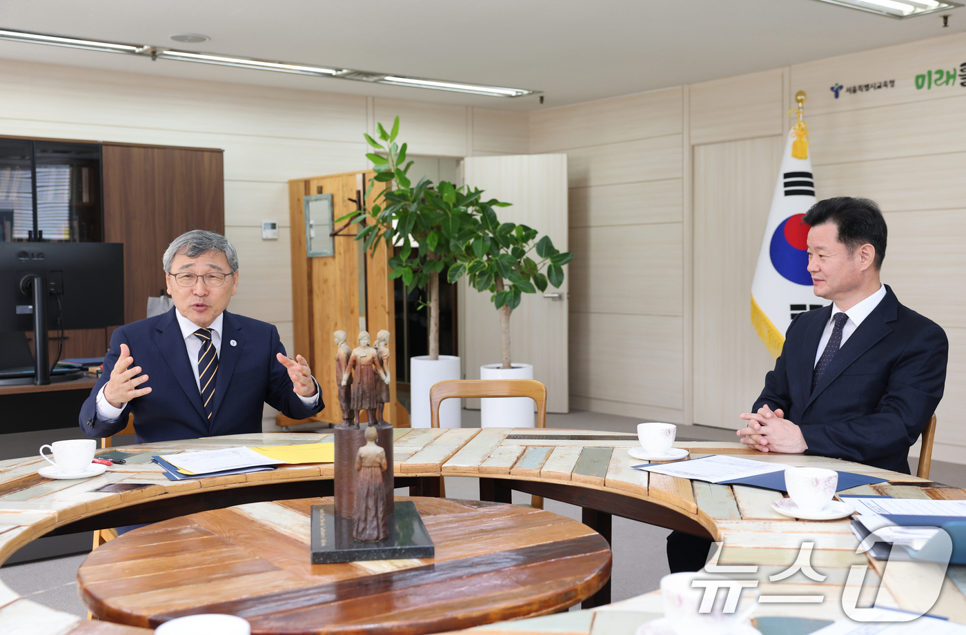 (서울=뉴스1) = 정근식 서울시교육감이 24일 서울 종로구 서울시교육청에서 박정보 신임 서울경찰청장과 학교 안전 강화를 위한 협력 방안을 논의하고 있다. (서울시교육청 제공. 재 …