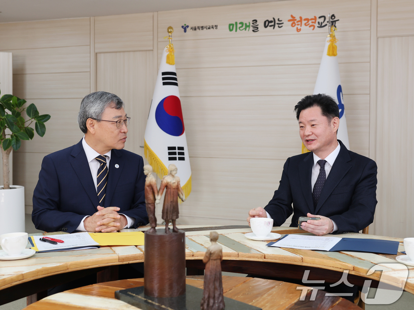 (서울=뉴스1) = 정근식 서울시교육감이 24일 서울 종로구 서울시교육청에서 박정보 신임 서울경찰청장과 학교 안전 강화를 위한 협력 방안을 논의하고 있다. (서울시교육청 제공. 재 …