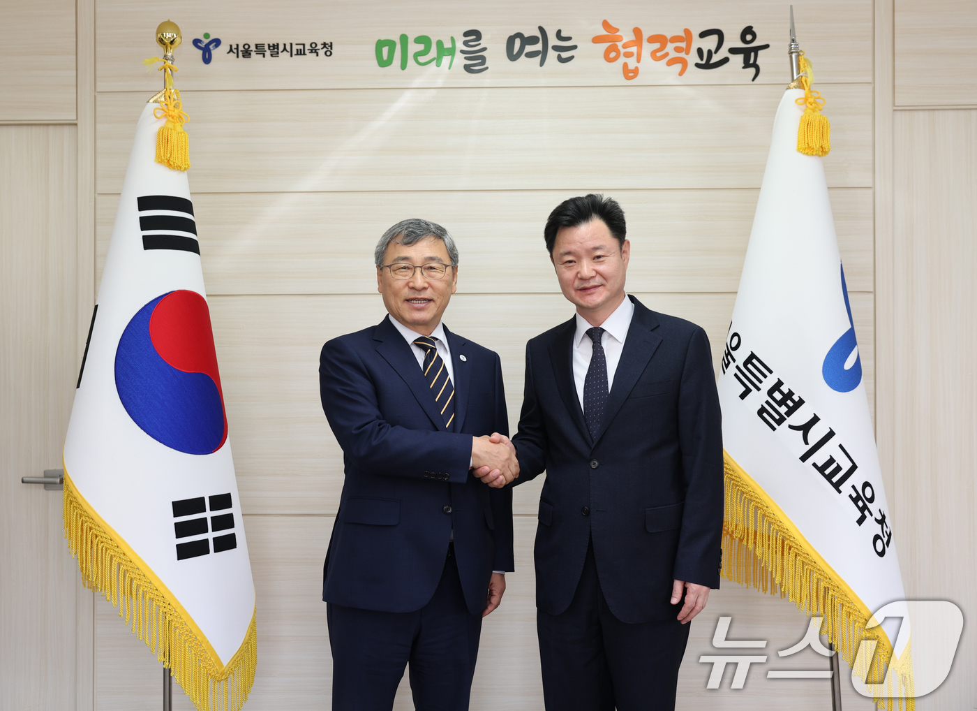 (서울=뉴스1) = 정근식 서울시교육감이 24일 서울 종로구 서울시교육청에서 박정보 신임 서울경찰청장과 악수하고 있다. (서울시교육청 제공. 재판매 및 DB 금지) 2025.10. …