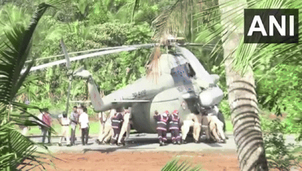본문 이미지 - (다 마르지 않은 콘크리트에 빠진 인도대통령 탑승한 헬기를 구조대가 손으로 밀어내고 있다. 더 선)