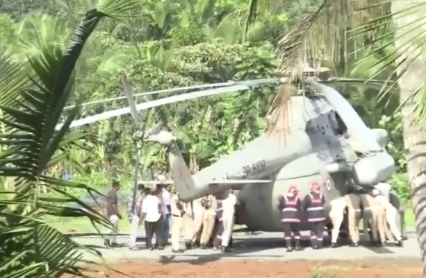 본문 이미지 - (다 마르지 않은 콘크리트에 빠진 인도대통령 탑승한 헬기를 구조대가 손으로 밀어내고 있다. 더 선)